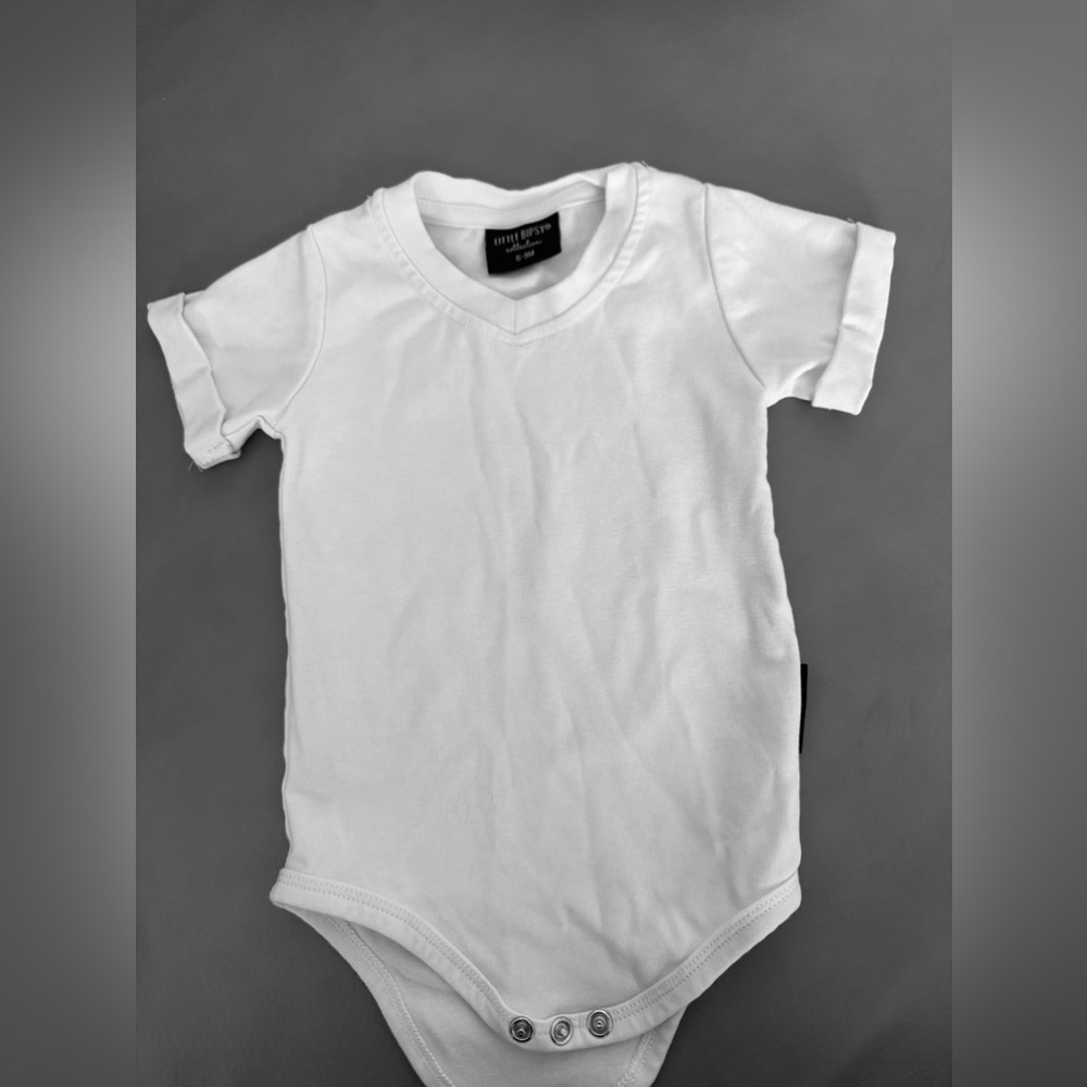 Little bipsy v neck onsie